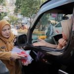 Walikota Bandar Lampung Bagikan Langsung Bendera Merah Putih Ke Masyarakat