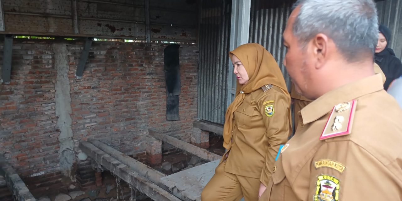 Walikota Eva Dwiana meninjau lokasi banjir di Kelurahan Campang Jaya