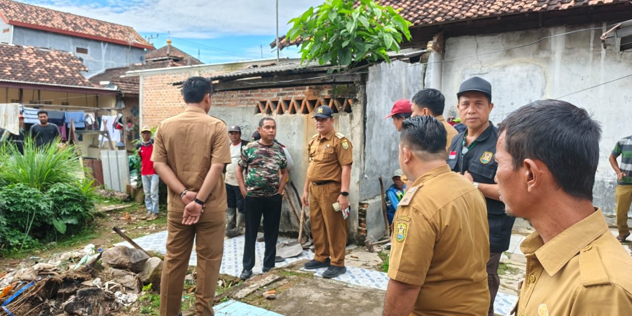 Pemkot Bandar Lampung Tertibkan 10 Bangunan Semipermanen di Atas Sungai