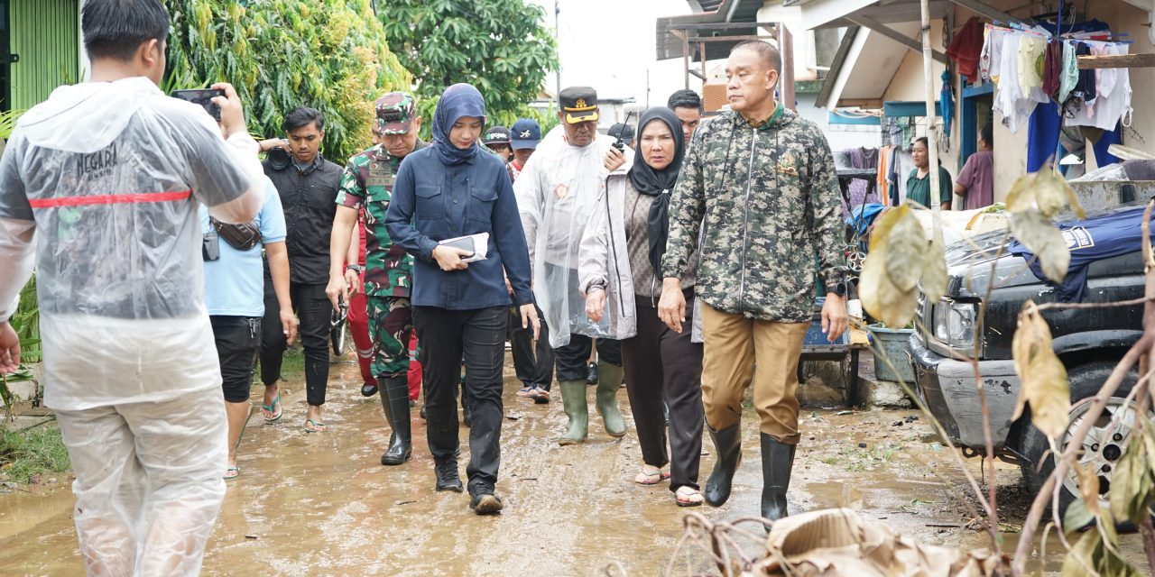 Walikota Bandar Lampung Eva Dwiana Meninjau lokasi terdampak banjir di kecamatan panjang