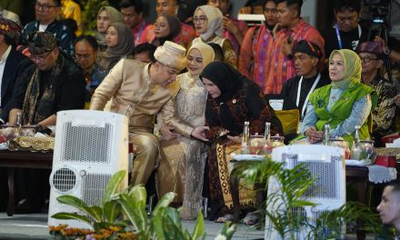 KARNAVAL BUDAYA MUNAS VII APEKSI DI SURABAYA MENGASUNG TEMA LIGHT CULTURE PARADISE