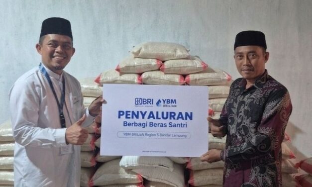 YBM BRILiaN Region 5 Bandar Lampung Salurkan Program Berbagi Beras Santri untuk Pondok Pesantren Al Huda, Lampung Timur