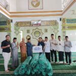 BRI Kanca Metro Bersama YBM BRILiaN Salurkan 18 Gulung Karpet Sajadah untuk Masjid Nur Hidayah