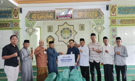 BRI Kanca Metro Bersama YBM BRILiaN Salurkan 18 Gulung Karpet Sajadah untuk Masjid Nur Hidayah