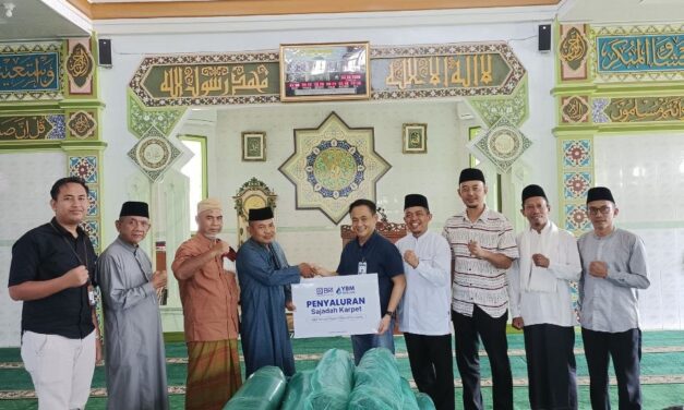 BRI Kanca Metro Bersama YBM BRILiaN Salurkan 18 Gulung Karpet Sajadah untuk Masjid Nur Hidayah