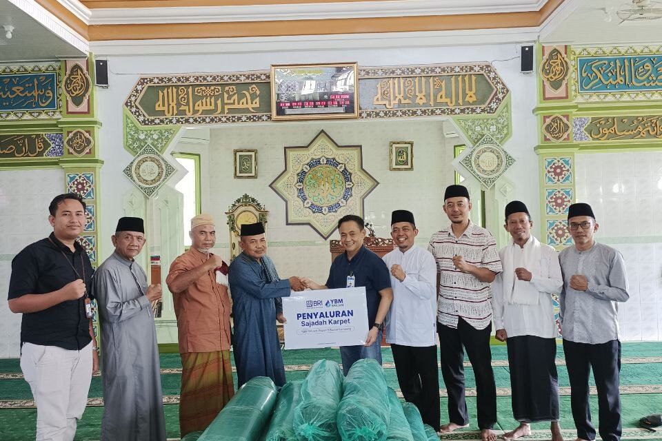 BRI Kanca Metro Bersama YBM BRILiaN Salurkan 18 Gulung Karpet Sajadah untuk Masjid Nur Hidayah