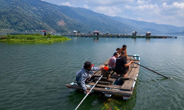 Menyeberangi Danau Ranau, BRI Kanca Liwa Dukung Pembiayaan Keramba Milik Pelaku Usaha di Kaki Gunung Seminung